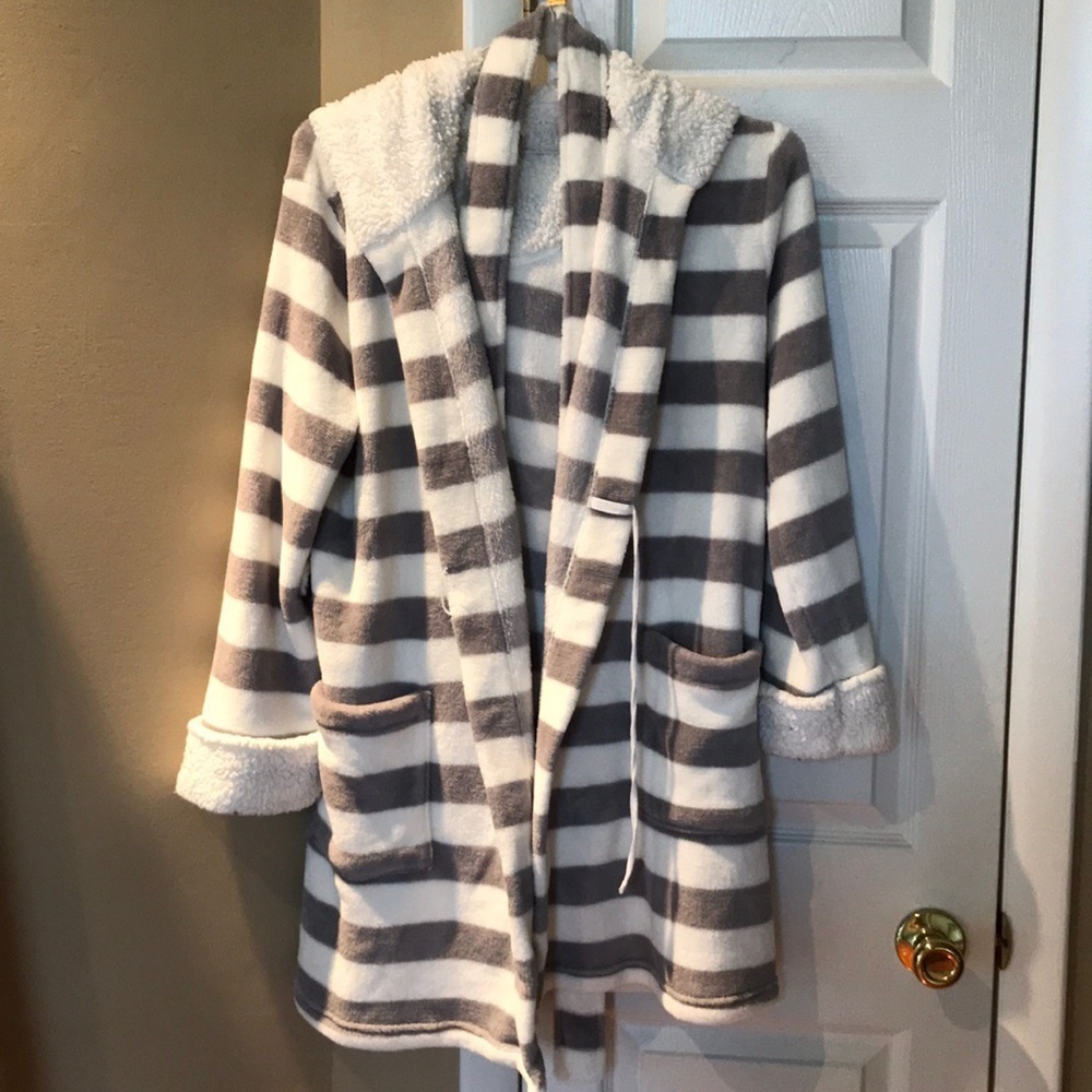 Super soft and comfy robe, medium